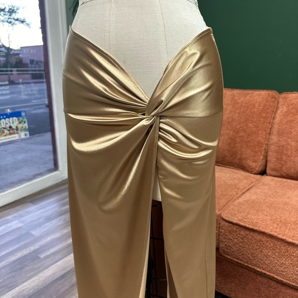 Knotted slit stretch skirt
